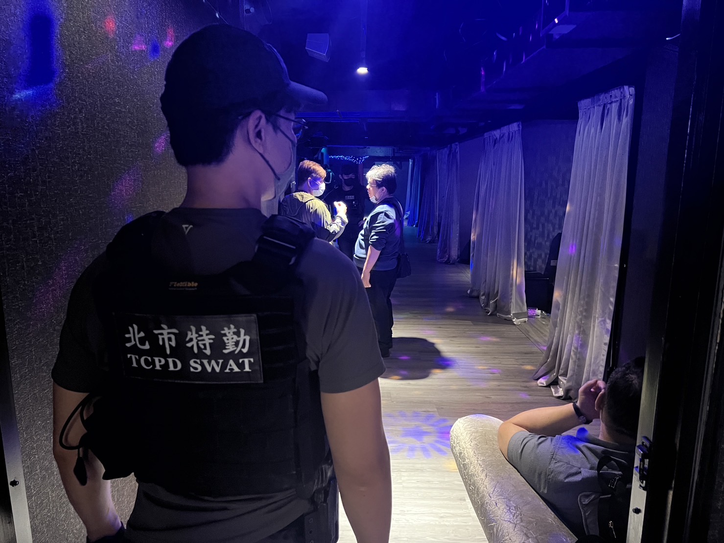 警方壓制現場負責幹部,並溯源逮捕幕後主使竹聯幫寶和會林姓會長。(台北市刑警大隊提供)