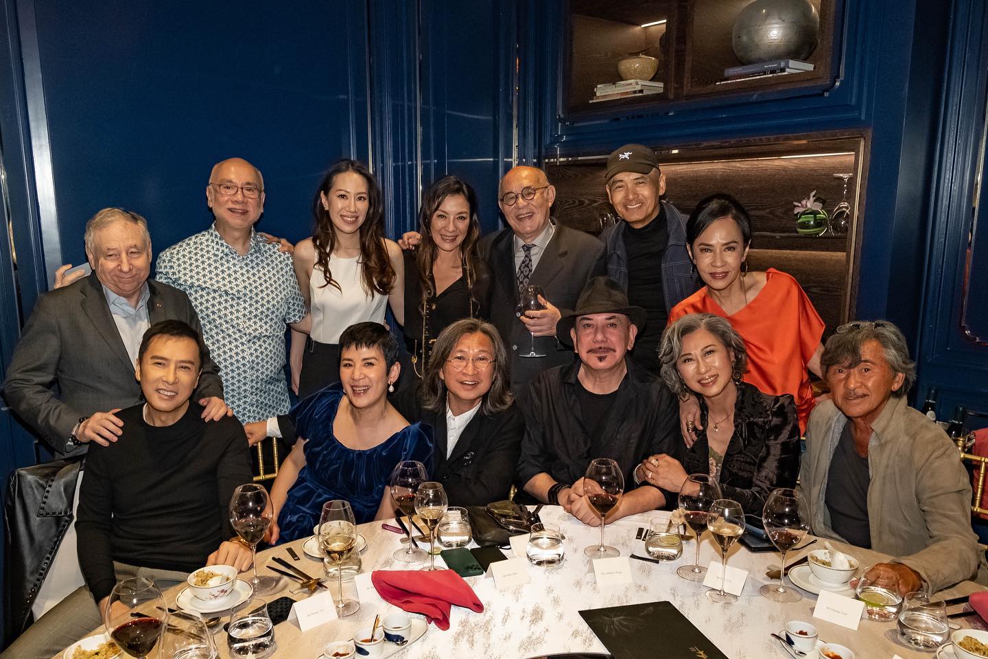 楊紫瓊慶功宴,發哥、發嫂、黃秋生、陳可辛、吳君如、林子祥、葉蒨文、杜琪峯、鮑德熹、甄子丹齊聚一堂,她的伴侶尚陶德也在場。(翻攝楊紫瓊臉書)