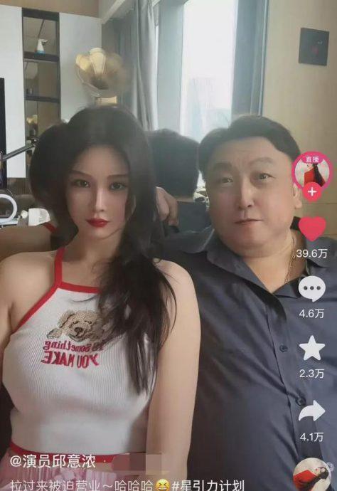 邱意濃（左）找來王晶（右）一起拍片跳舞，濾鏡大到認不得人。（翻攝自邱意濃微博）