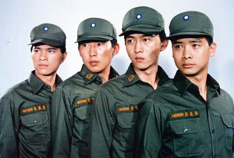 1987年戒嚴時期上檔的軍教片《報告班長》是庹宗華(右2)的昔日代表作,當時合作的還有李興文(左)、鈕承澤(左2)、楊慶煌(右)。(翻攝自巴哈姆特)