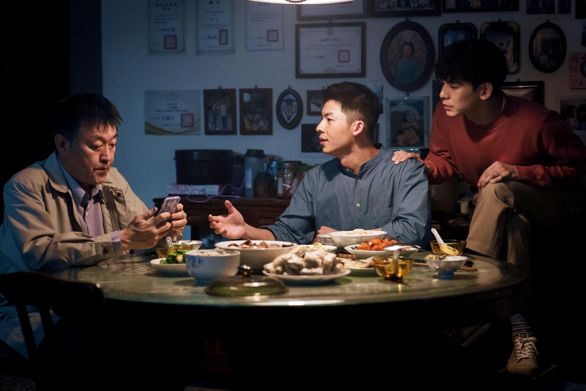 在《鬼家人》中,庹宗華(左)與林柏宏(右)是關係緊繃的父子,最終在許光漢(中)的穿針引線下解開父子心結。(金盞花大影業提供)