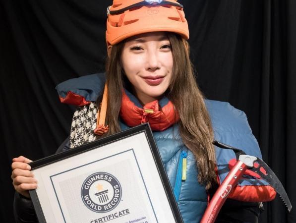 有「登山女神」之稱的曾格爾因登山紀錄是否造假等爭議,成為登山界熱議話題。(翻攝自曾格爾臉書)