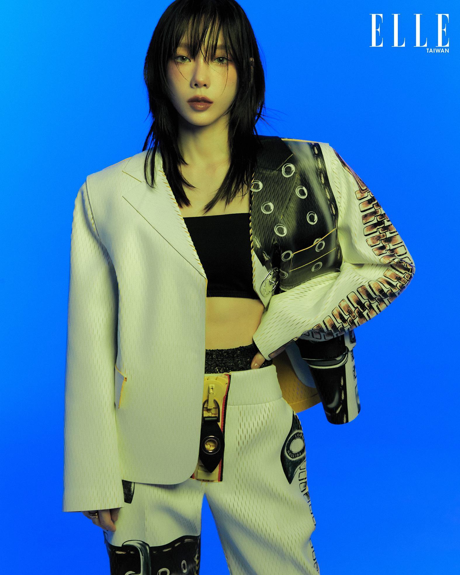 太妍私下是出了名的宅女,喜歡敷面膜、追劇以及跟愛犬Zero玩。(《ELLE》國際中文版雜誌提供)