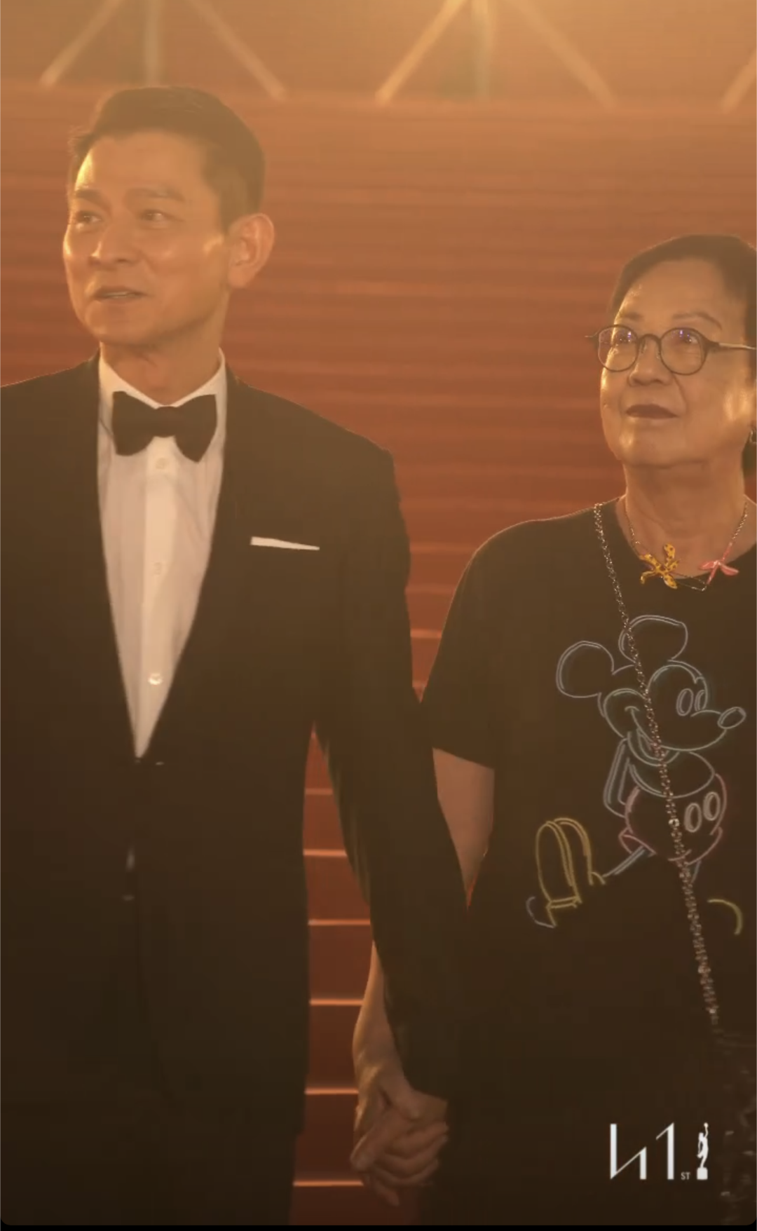 劉德華與《桃姐》導演許鞍華一起走上紅毯。（翻攝自香港電影金像獎IG）