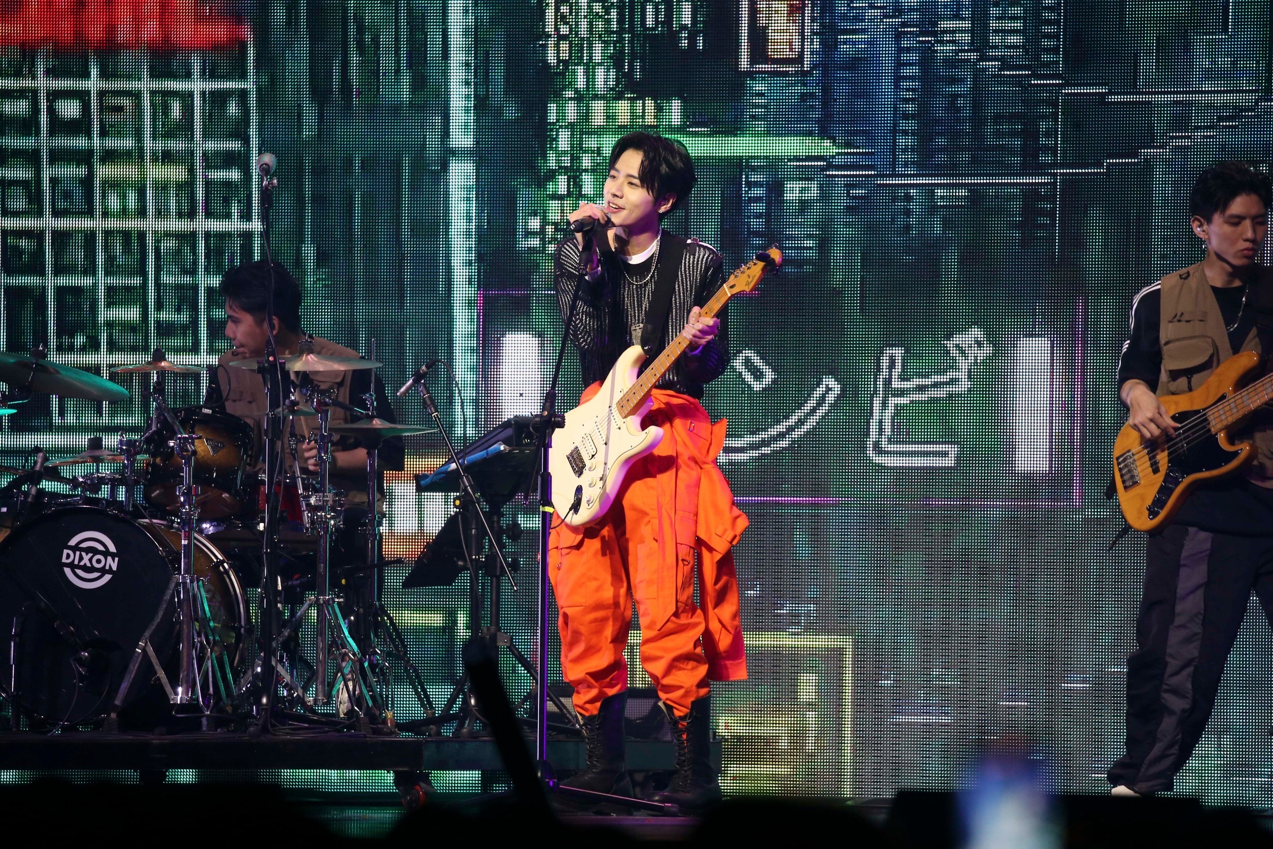 佳辰大展龐克搖滾魂，背電吉他帥氣上陣化身樂團吉他手+主唱，一圓搖滾夢，展現最私密模樣。