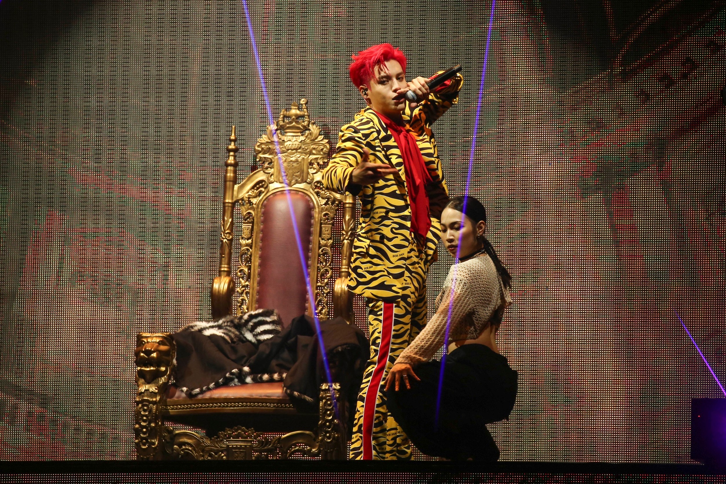 李哲言solo舞台坐在國王椅上，穿著一身張揚浮誇的虎紋西裝，披上黑白相間皮草大衣，霸氣登場。