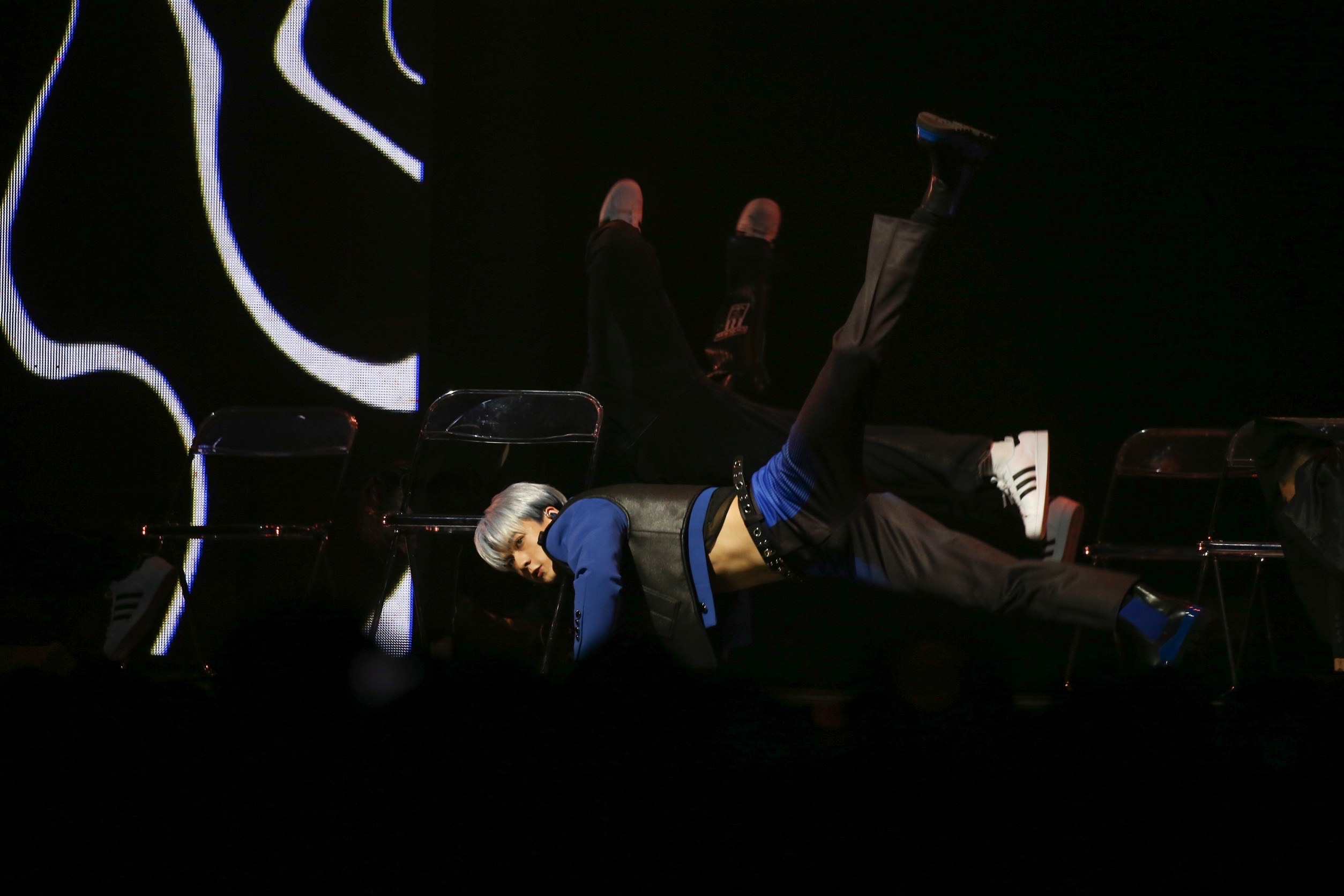 周祖安以師兄J.Sheon的歌曲為音樂，一登場就大秀性感撩人的「椅子舞」。