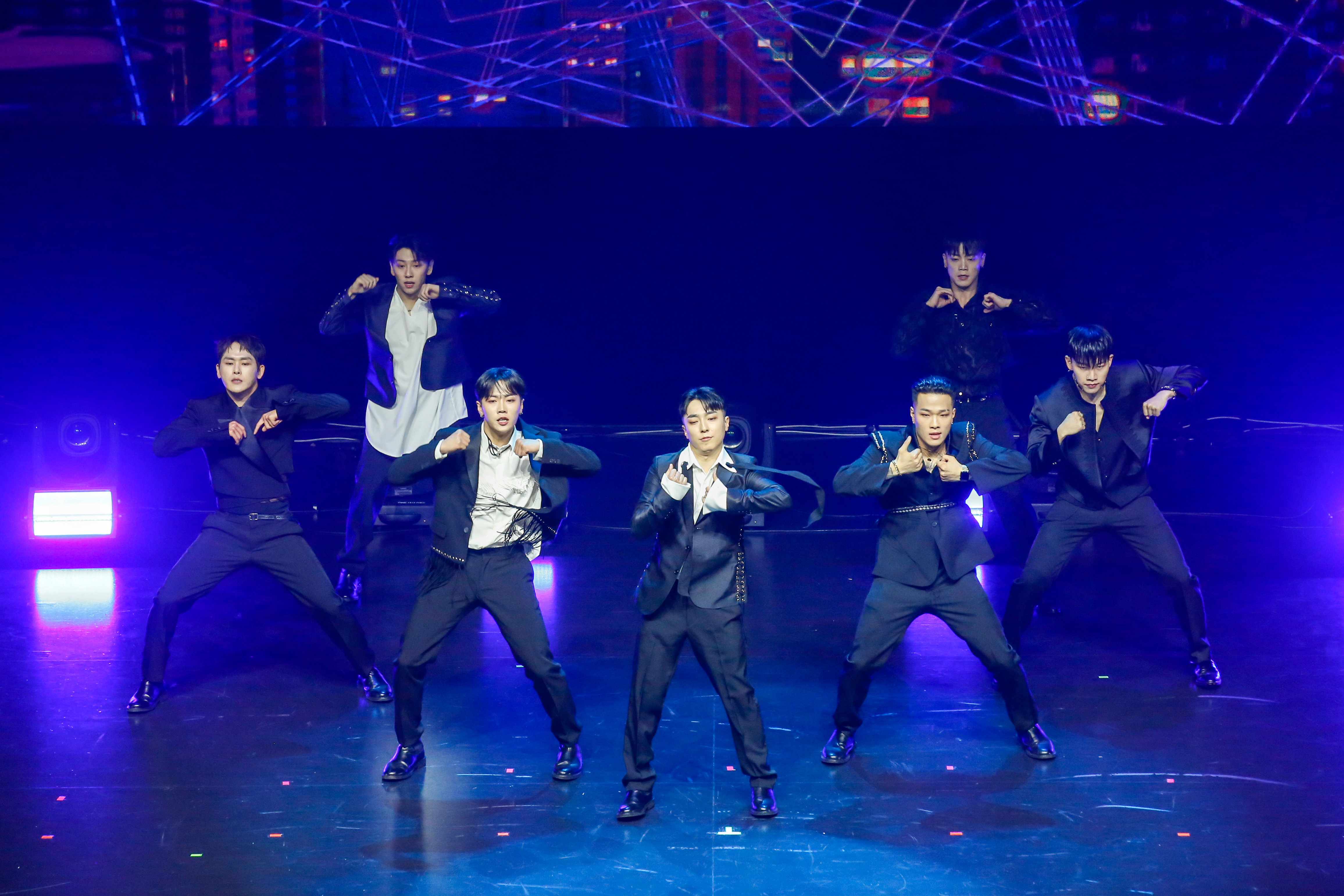 韓國舞蹈男團MBITIOUS見面會一開場就舞力全開，讓粉絲也超激動跟著尖叫。