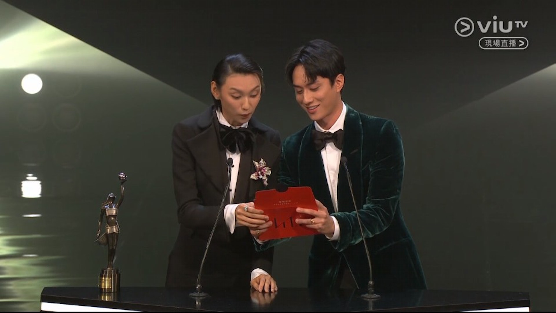女星王丹妮（左）和劉俊謙（右）一起擔任最佳編劇獎項頒獎人，孰料，因她不會唸得獎者名字其中一字直接跳過，引發網友抨擊。（截圖自影片）