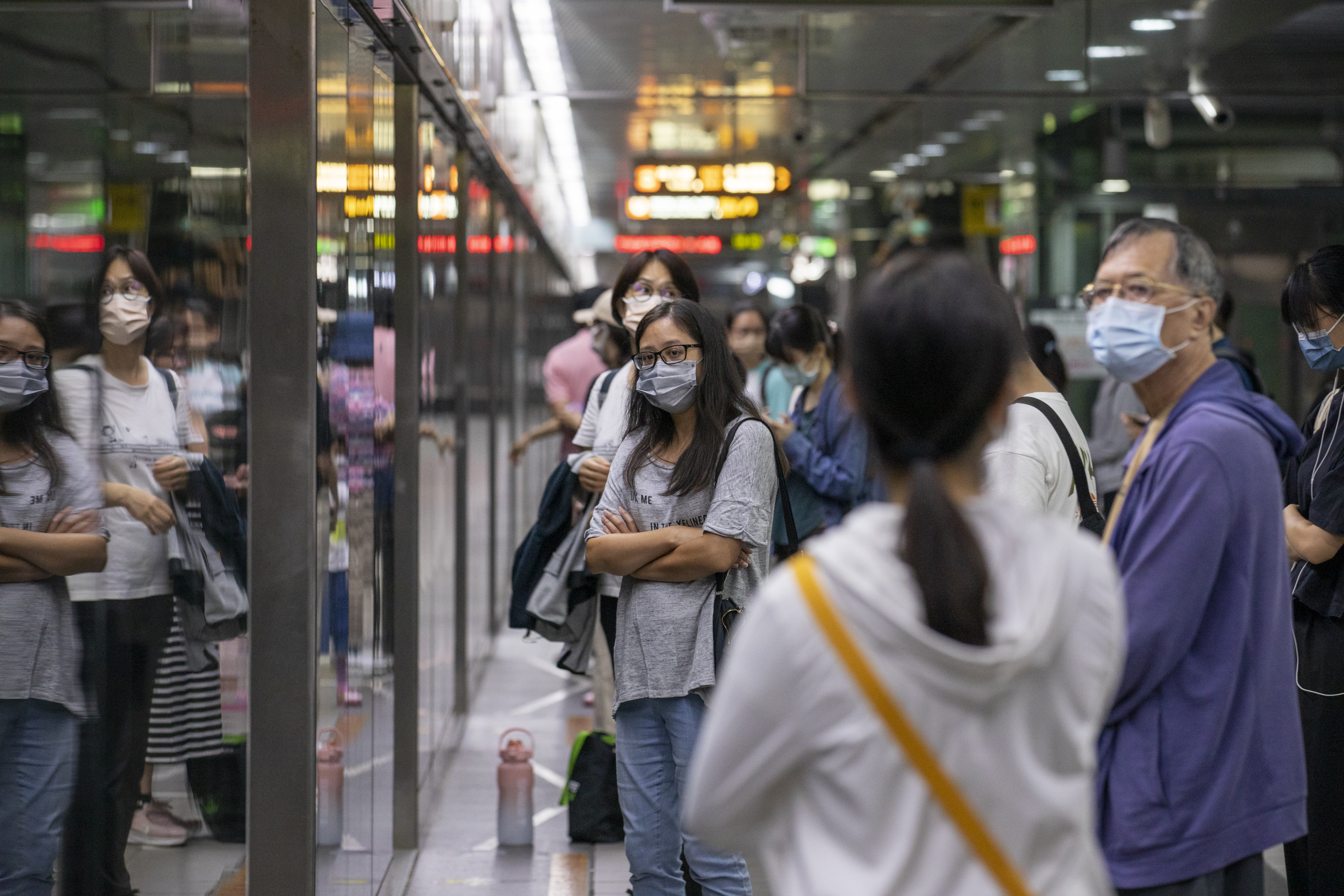 口罩令今日再度鬆綁，包含公車、捷運、火車等大眾運輸工具不用強制戴口罩。（示意圖，本刊資料照）