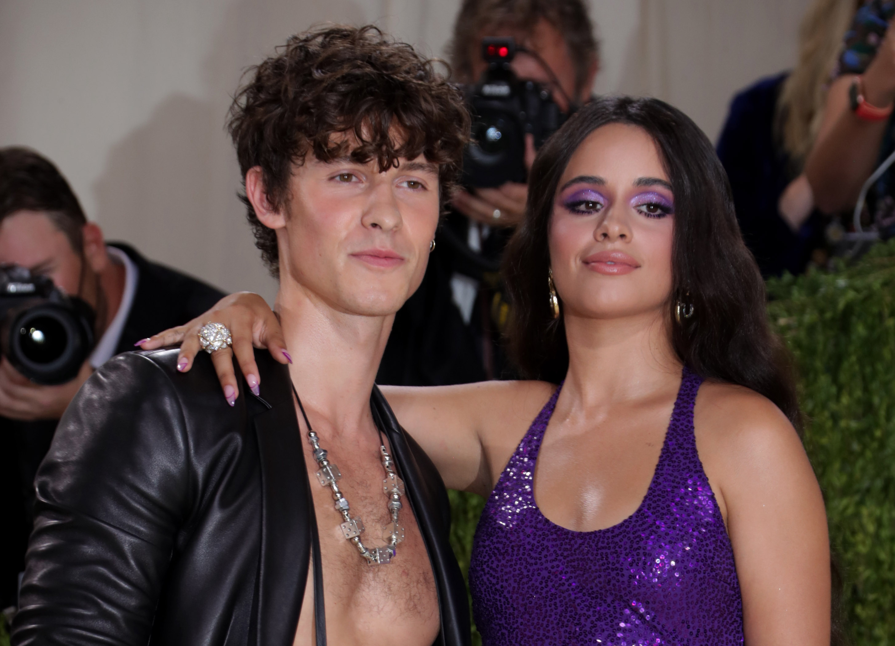 尚恩曼得斯（左）與卡蜜拉卡貝羅（右）在2021年參加紐約大都會博物館慈善晚宴的合影。（東方IC）