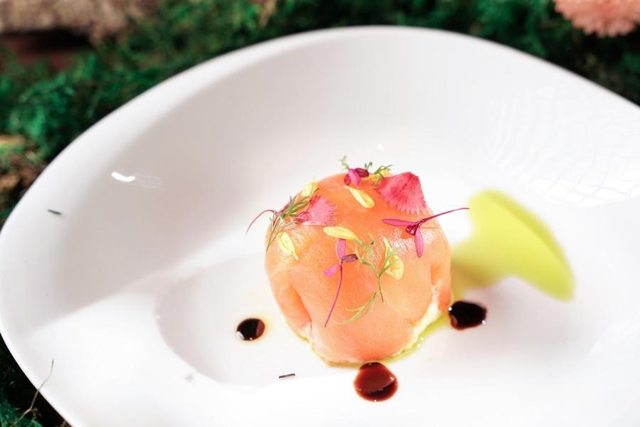 春饗宴新沙拉「煙燻鮭魚洋芋球」以顏色粉嫩的煙燻鮭魚包裹綿滑洋芋球。(君品酒店提供)