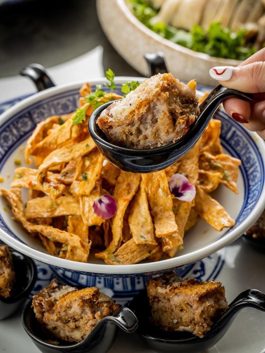 失傳手路菜「芋泥香酥鴨」使用台灣經選美的本土鴨製作。(台北大直英迪格酒店提供)