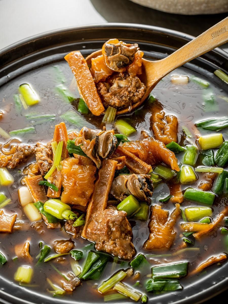 酒家經典菜「魷魚螺肉蒜」升級版添加魚肚提升鮮味。(台北大直英迪格酒店提供)