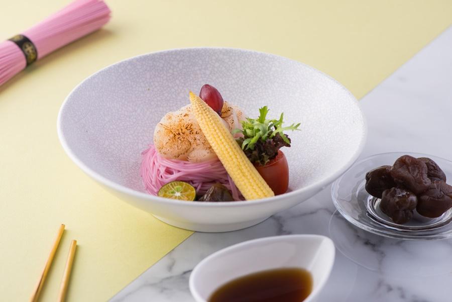 「炙燒干貝梅子麵」選用來自日本手工的森川梅麵煮熟後冰鎮而成,清爽開胃。(林口亞昕福朋喜來登酒店提供)