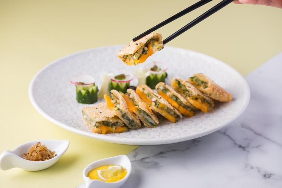 「薺菜蝦泥煎鍋餅」以薺菜作為春日主角,加入蝦餡、家鄉肉末等調製而成美味內餡。(林口亞昕福朋喜來登酒店提供)