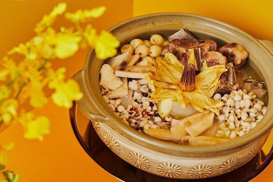 春季菜單以花為靈感,「蓮花養生燉子排」將細火慢燉的老母雞湯做為基底,最後點綴一朵來自台南白河的香水蓮花。(台北新板希爾頓提供)