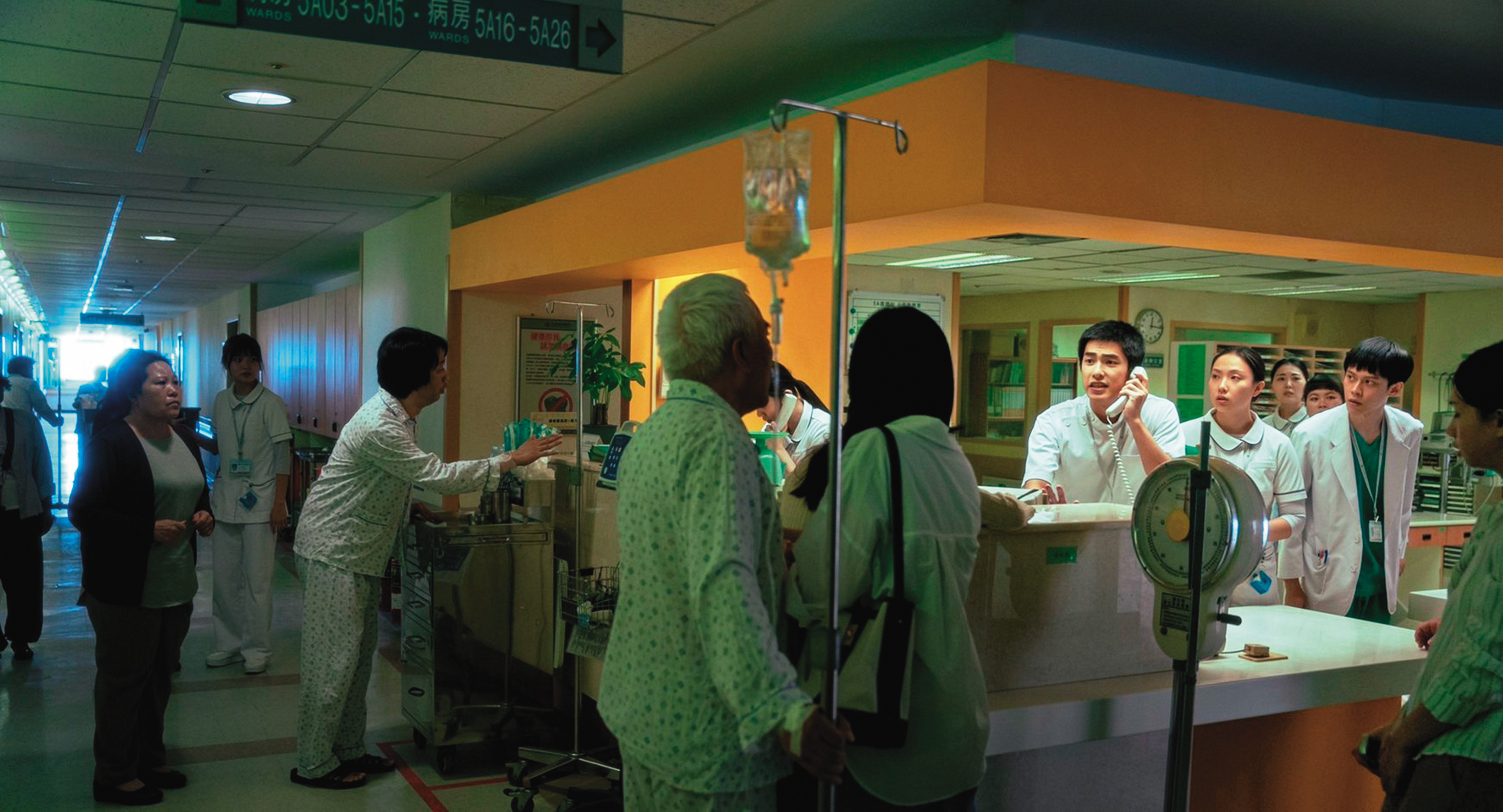 以台北和平醫院爆發SARS群聚感染而封院為背景，在病毒的威脅下，逼出了各種面貌的人性。（CATCHPLAY提供）