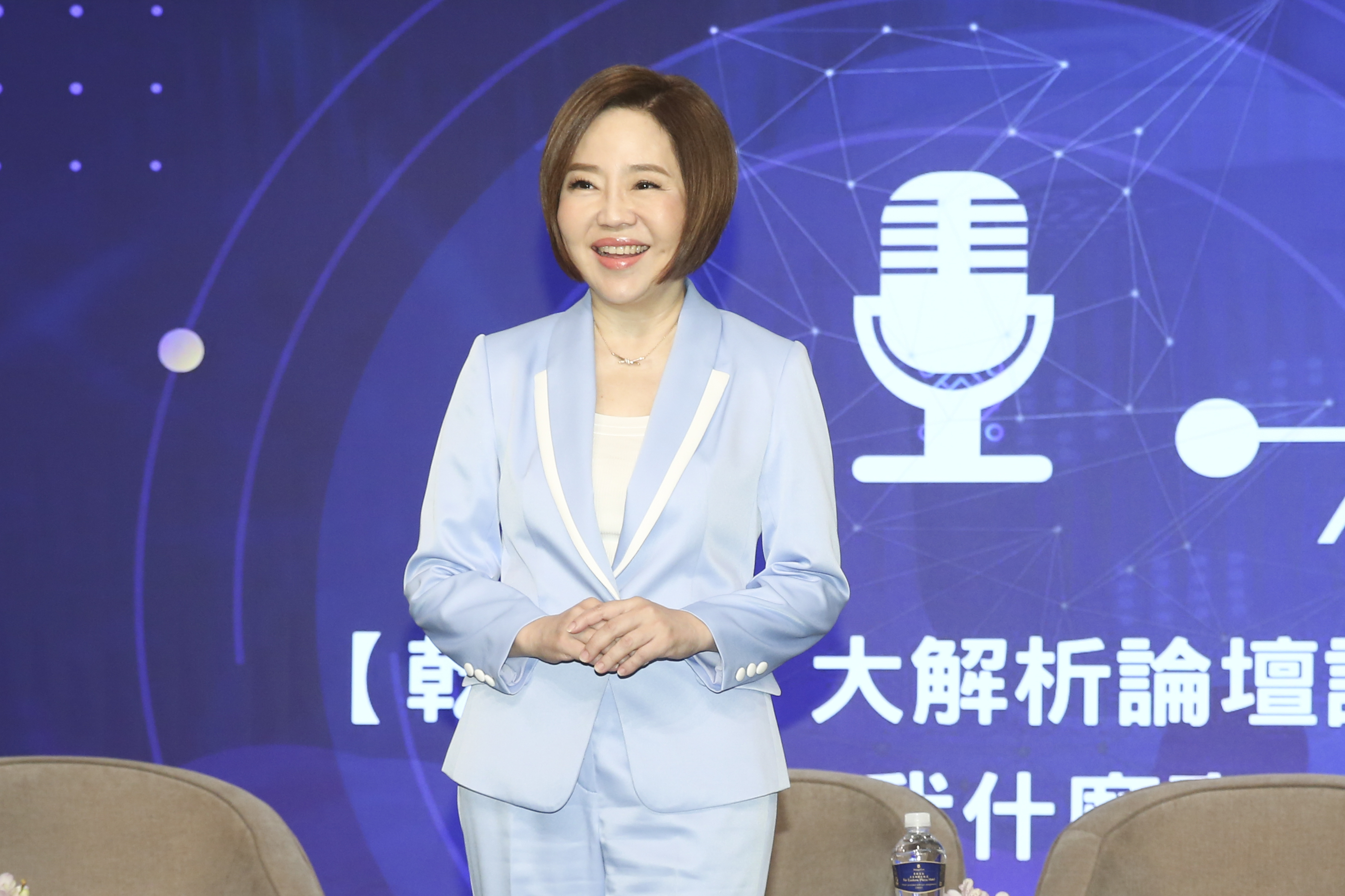 于美人昨出席乾眼症活動時再被問及參選話題，並未正面否認，似乎仍在等適當時機宣布決定。