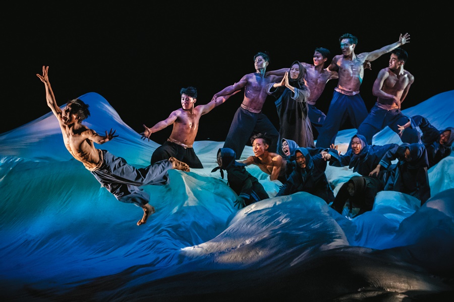 8分鐘〈渡海〉模擬先民「柴船渡烏水，唐山過台灣」的艱辛，舞者動作凶猛而震撼。