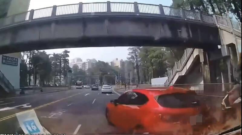 王姓士官駕駛的紅車轎車突然切入車道，釀成後車追撞。（翻攝畫面）