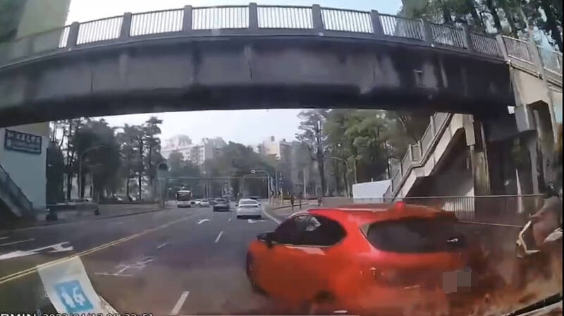 王姓士官駕駛的紅車轎車突然切入車道，釀成後車追撞。（翻攝畫面）