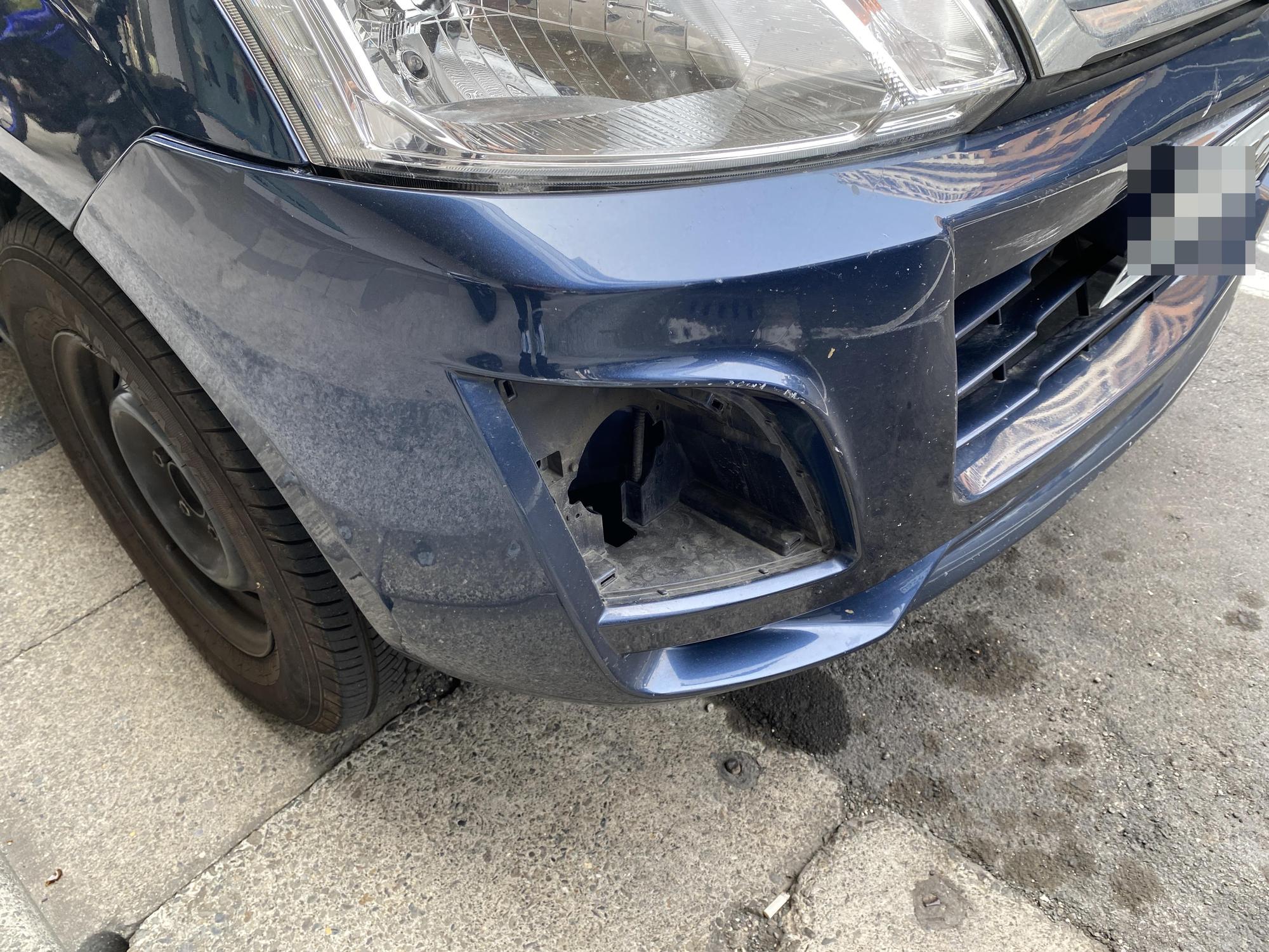 蔡姓車主的車因肇事車輛突然切入車道受損。（翻攝畫面）