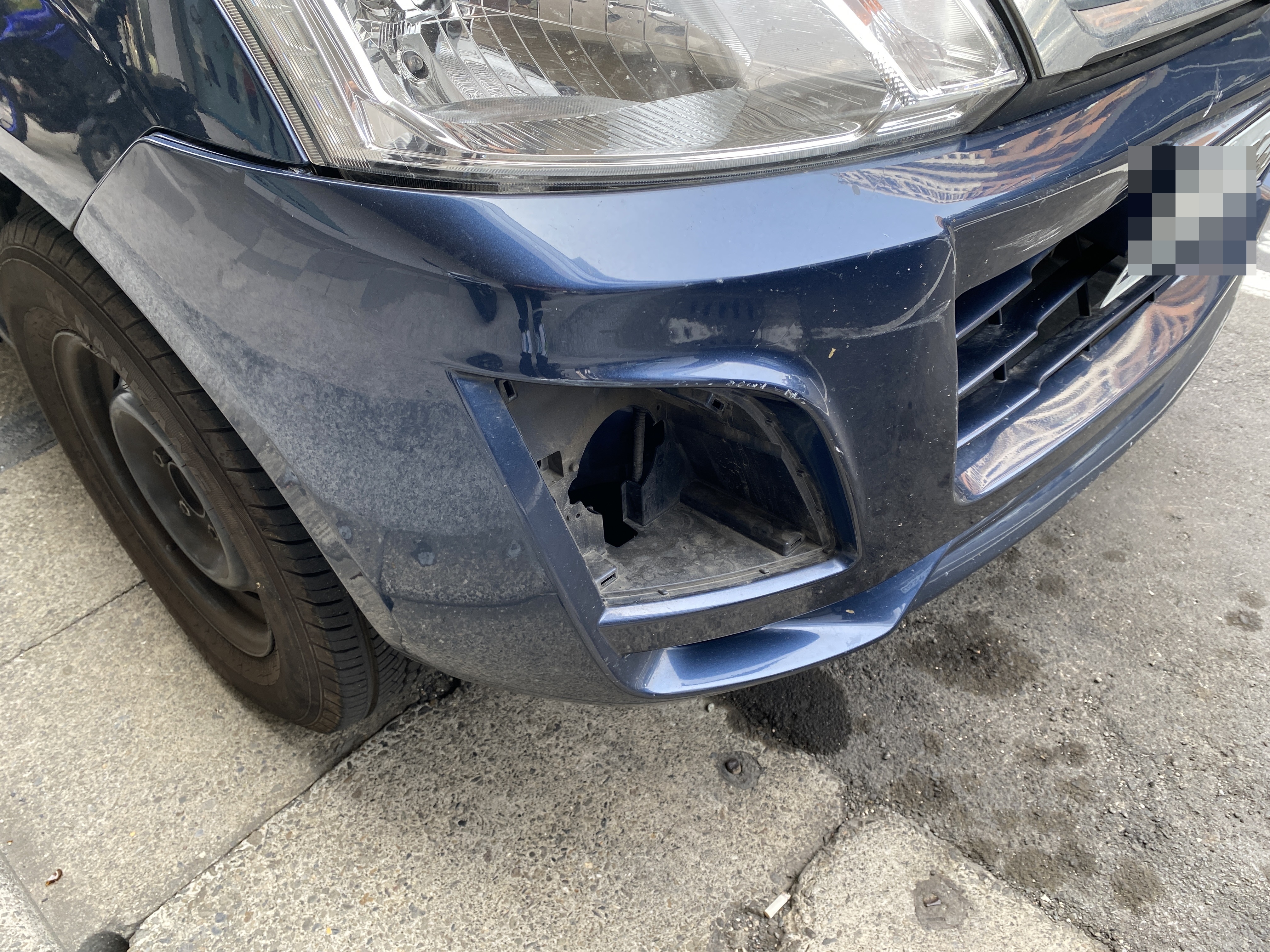 蔡姓車主的車因肇事車輛突然切入車道受損。（翻攝畫面）