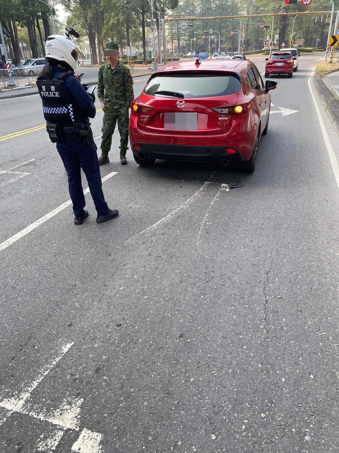 蔡姓車主質疑，王姓士官下車後僅檢視自己的車，並未對疑似逼車的行為解釋或道歉。（翻攝畫面）