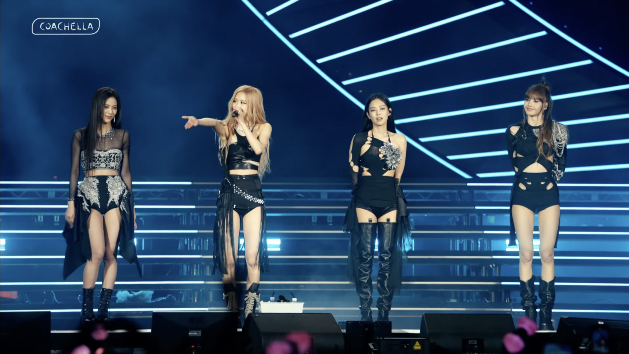 BLACKPINK上週末在美國科切拉音樂節（Coachella）被發現換新麥克風。（網路圖片）