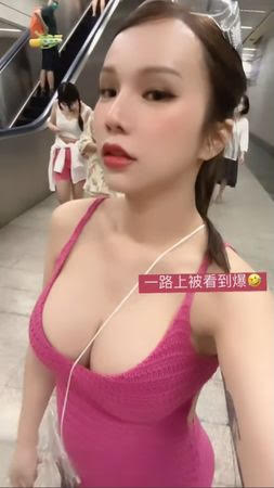 小A辣打扮火辣在曼谷街頭。（翻攝自小A辣IG）