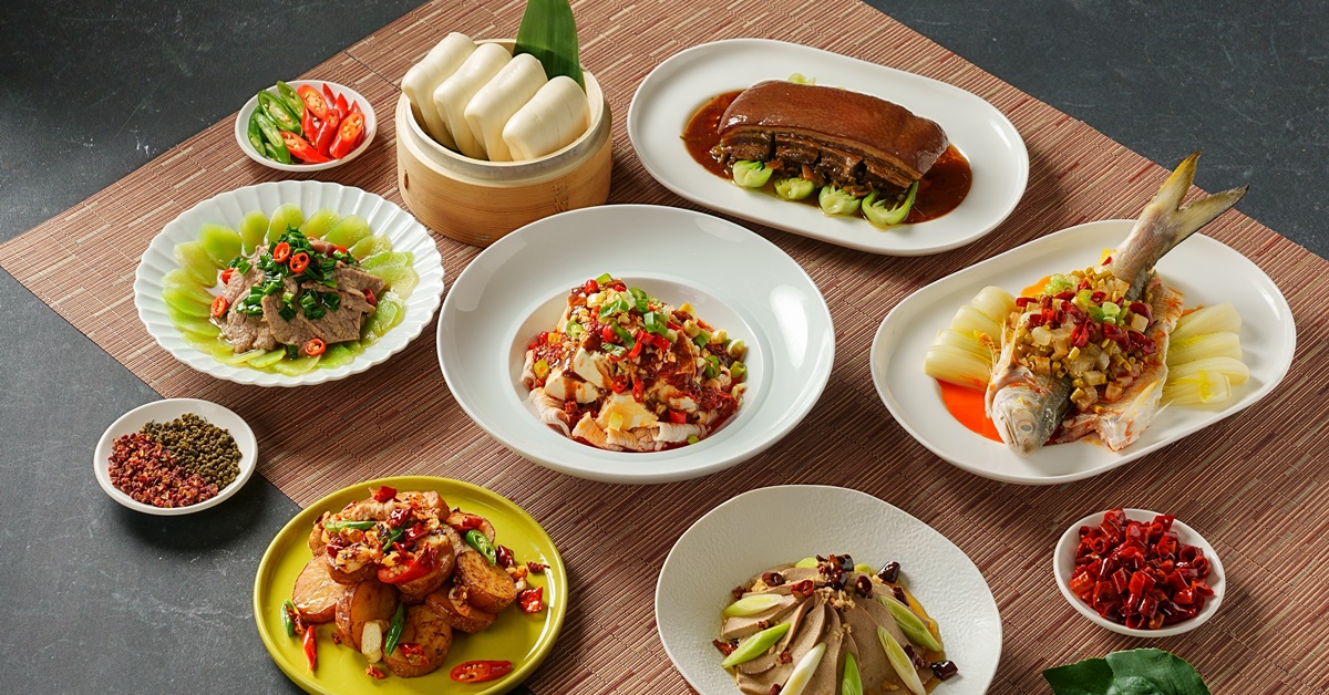 新竹國賓玖樓中餐廳此次推出新菜，演繹川粵料理的極致美味。圖為玖樓中餐廳川菜主廚陳西滿獻上川式美饌：川味特色拌豬肝、一品東坡肉、干鍋紅皮小土豆、跳水午仔魚、崩山豆腐、韭香牛肉。