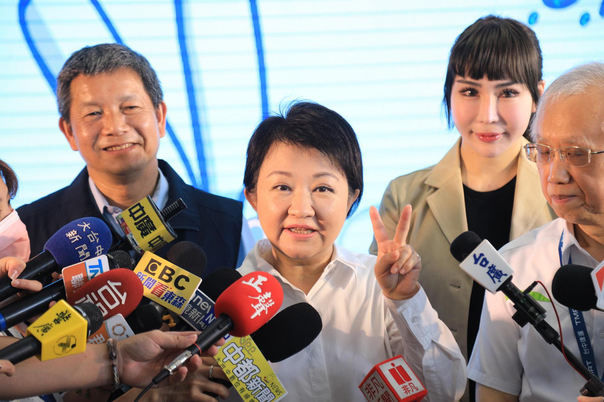 台中市長盧秀燕17日宣布，4月25日當天，民眾只要比「YA」、持電子票證刷卡進站，即可免費搭乘台中捷運。（台中市政府提供）