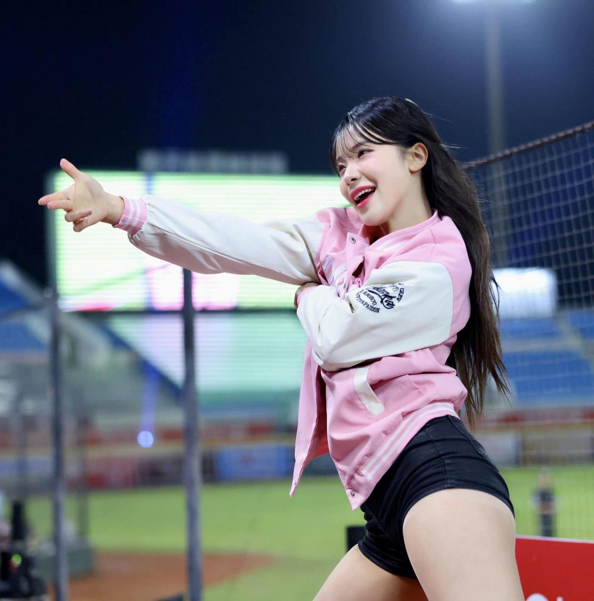 李多慧15日中場還有個人秀。(翻攝自Rakuten Girls臉書)