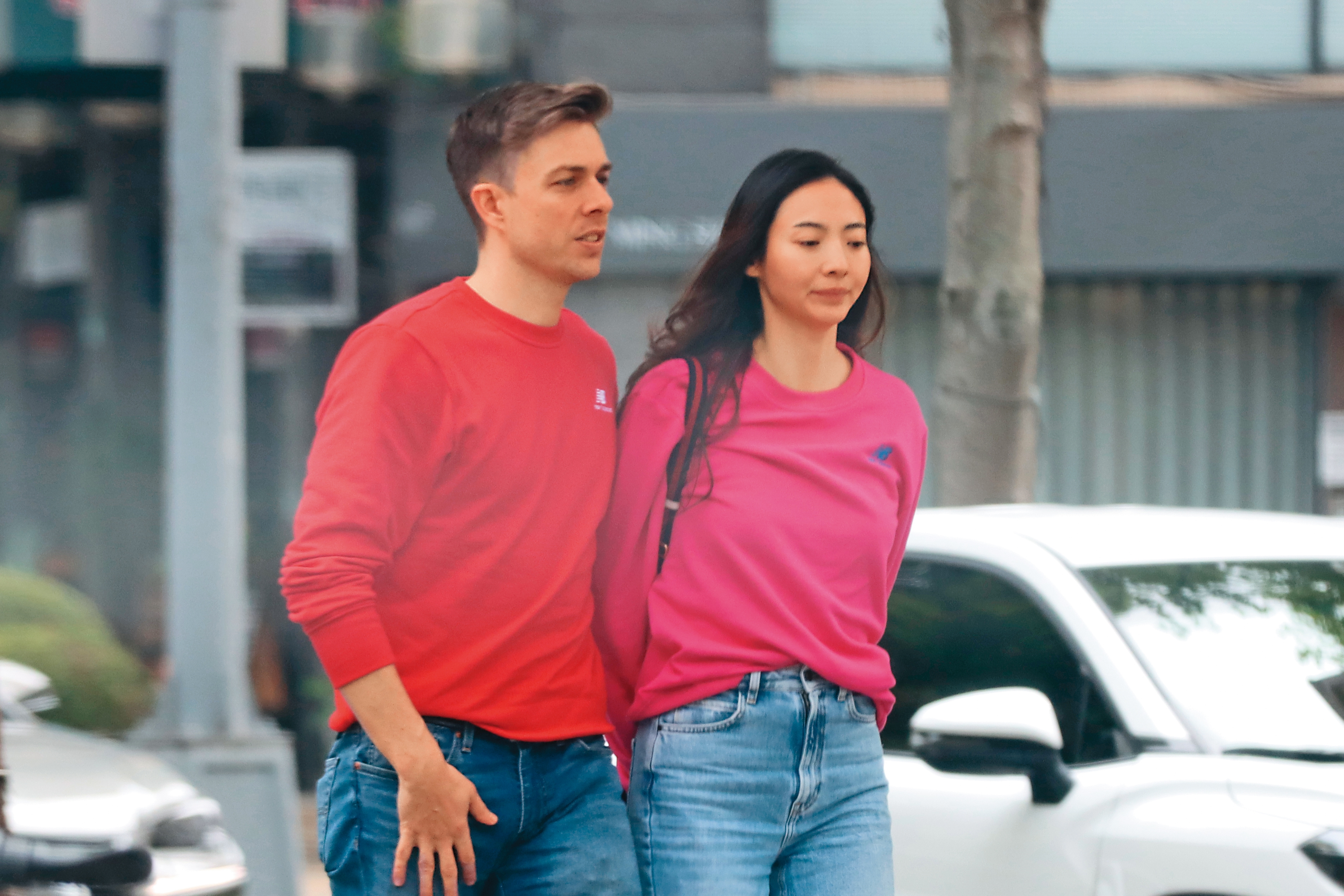 4/8 14：10 和媽媽分開後，謝沛恩（右）和男友石天寧（左）準備開車前往大直，兩人緊緊貼在一起。