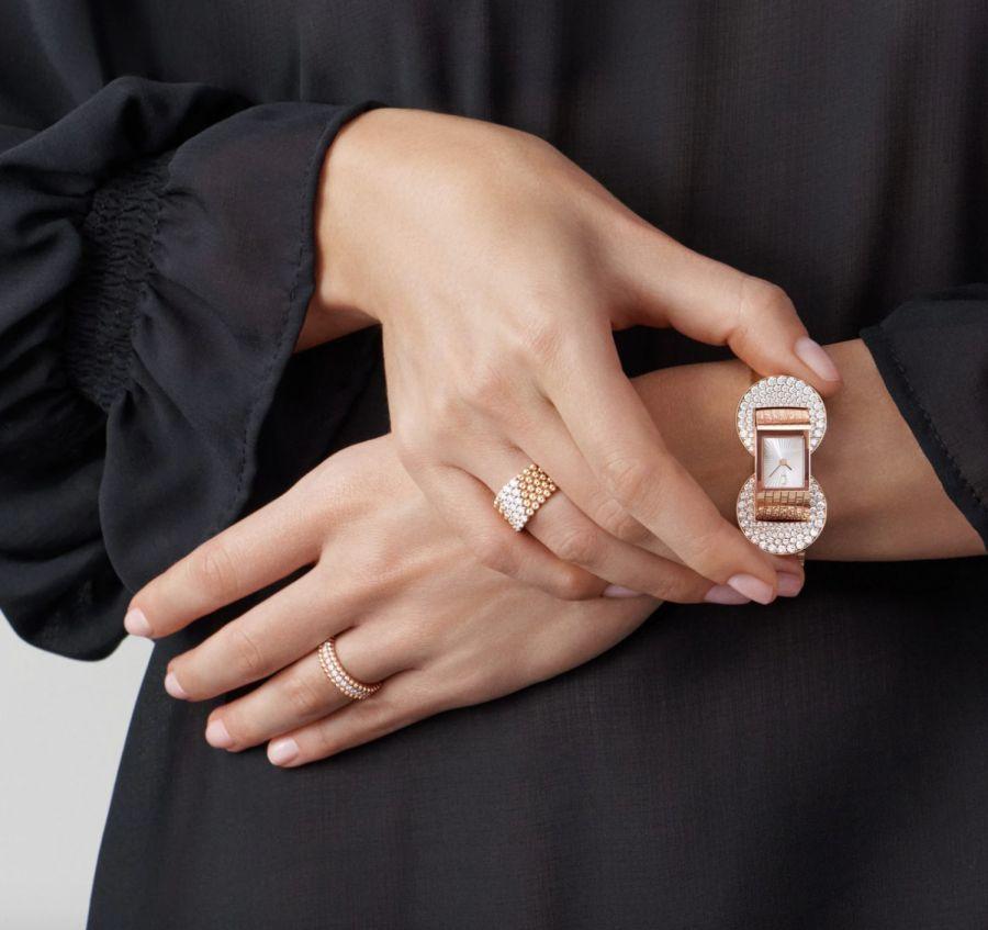 VAN CLEEF & ARPELS Ludo Secret手鐲神祕錶，只要同時輕按錶殼上下側，錶蓋即會打開，鬆開又回復一款珠寶手鐲的樣貌。面盤以機刻雕花的白色珍珠母貝製成，鑲嵌鑽石或粉紅藍寶石。功能：時、分指示；機芯：石英機芯；定價：約NT$4,960,000（鑽石款）；NT$4,620,000（粉紅藍寶石款）。