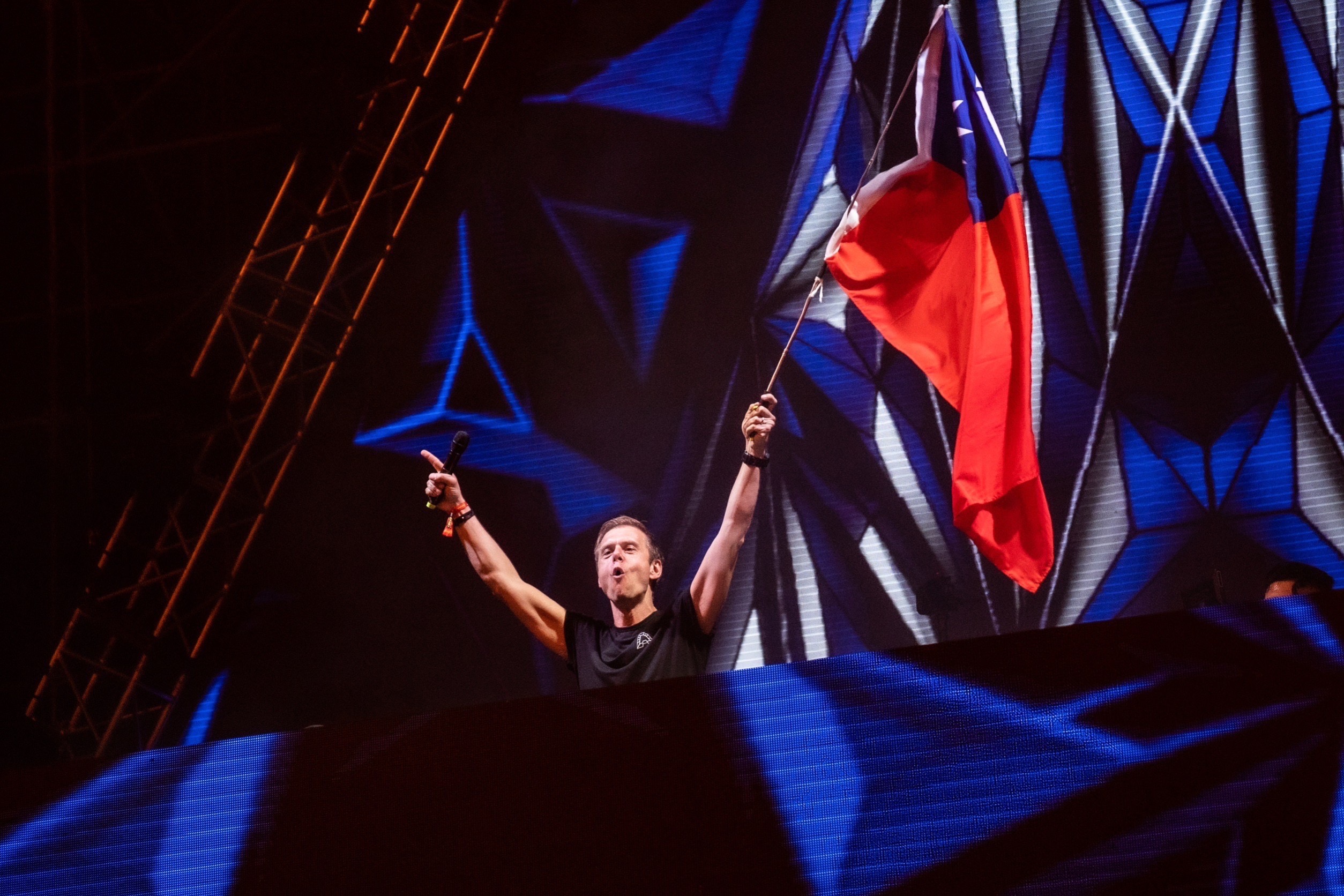 電音大神阿曼凡布倫揮舞國旗。(Ultra Taiwan提供)