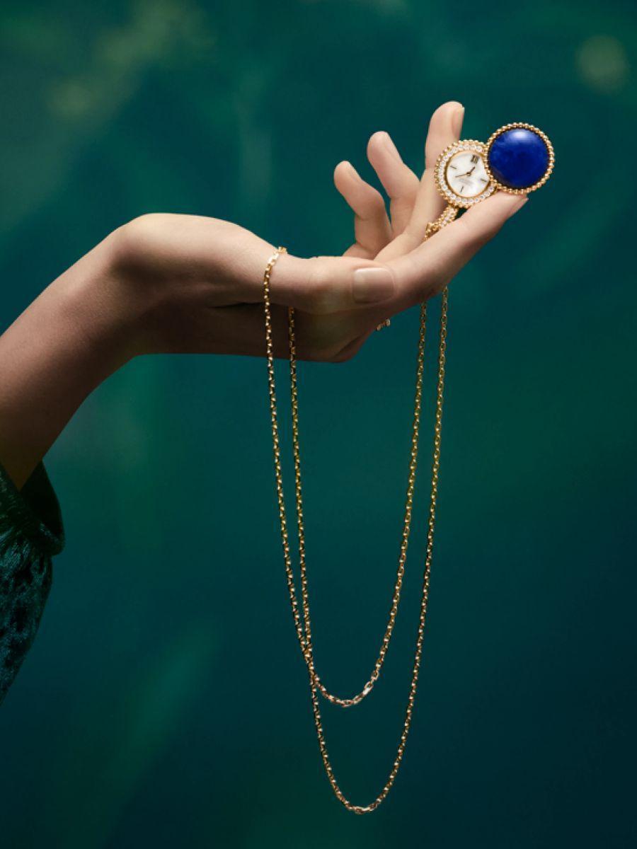 VAN CLEEF & ARPELS Perlée Secret 吊墜神祕錶款。功能：時、分指示；機芯：石英機芯；定價約NT$925,000（18K黃金方鈉礦石款）。