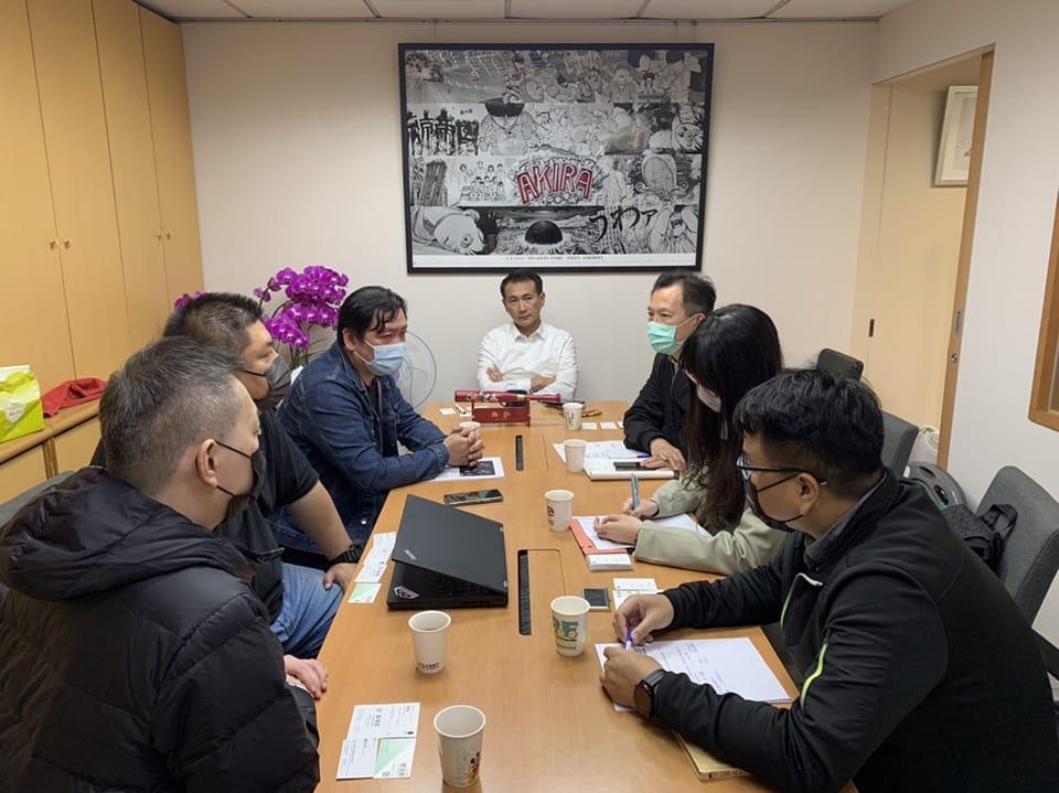鄭運鵬(中)分享今年2月高雄市府與面面創意、周正渭等人討論引進鋼彈到高雄的相關計畫。(翻攝自鄭運鵬臉書)