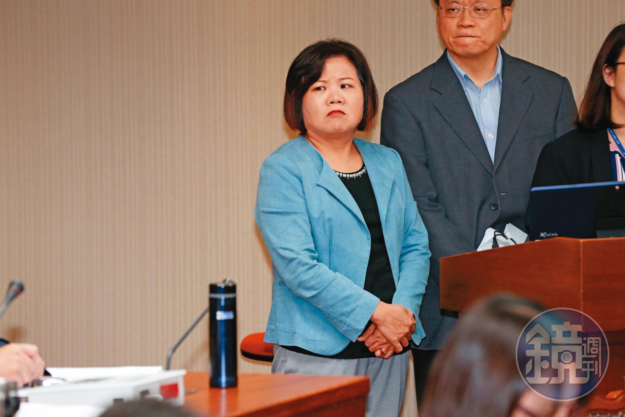勞動部長許銘春（左）日前因補助款問題在立院落淚，但仍迴避真正急需解方的勞保破產危機。