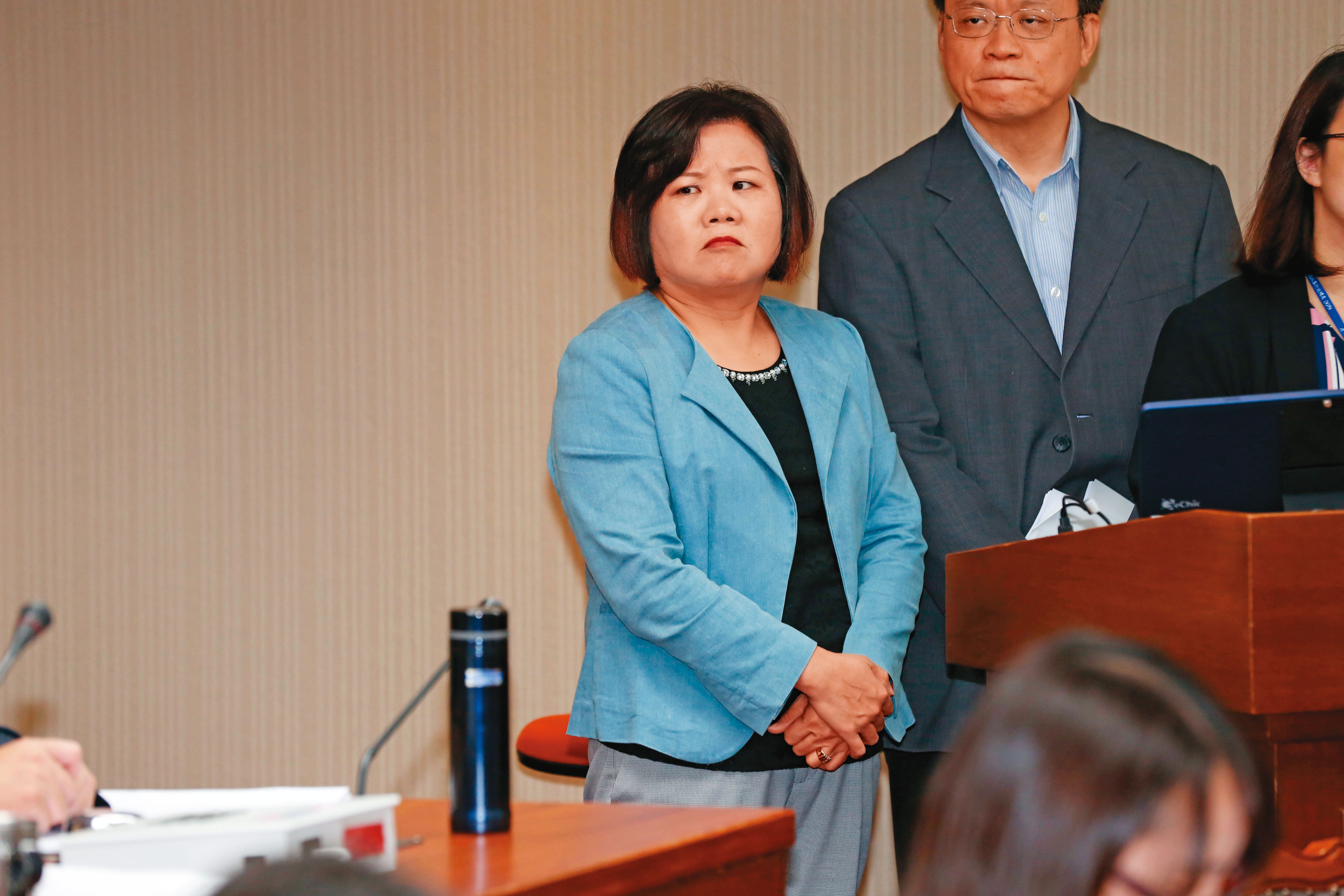 勞動部長許銘春（左）日前因補助款問題在立院落淚，但仍迴避真正急需解方的勞保破產危機。