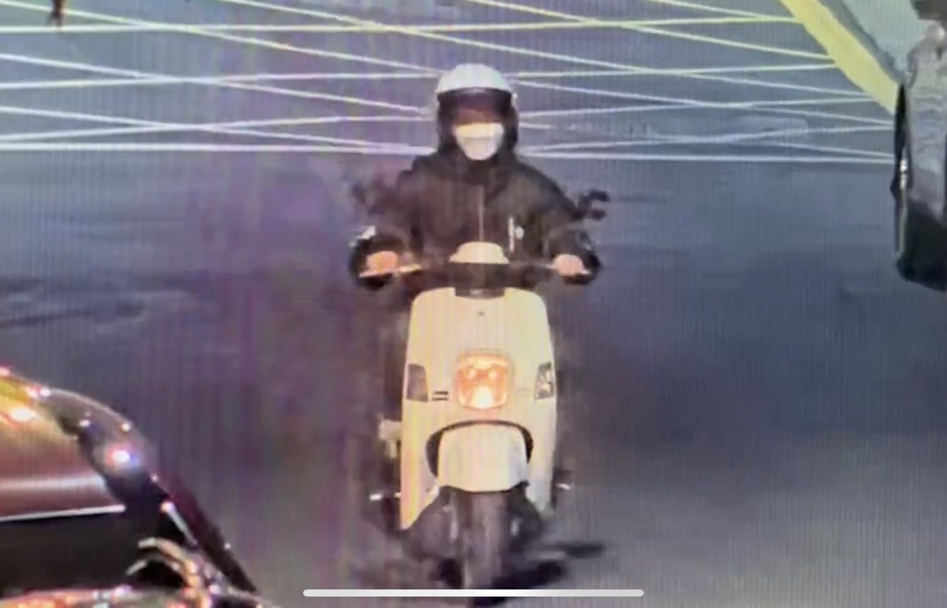 警方調閱案發當天監視器比對，確認撈起的機車就是犯案用機車。（翻攝畫面）