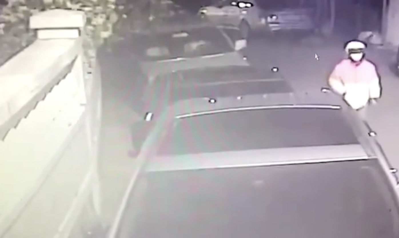 槍手犯案當天偽裝成外送員，先向被害人問路，隨即連開15槍。（翻攝畫面）