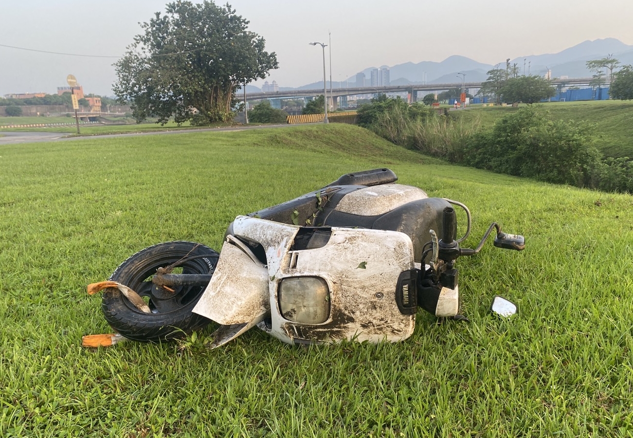 警方在基隆河中打撈槍手犯案用機車。（翻攝畫面）