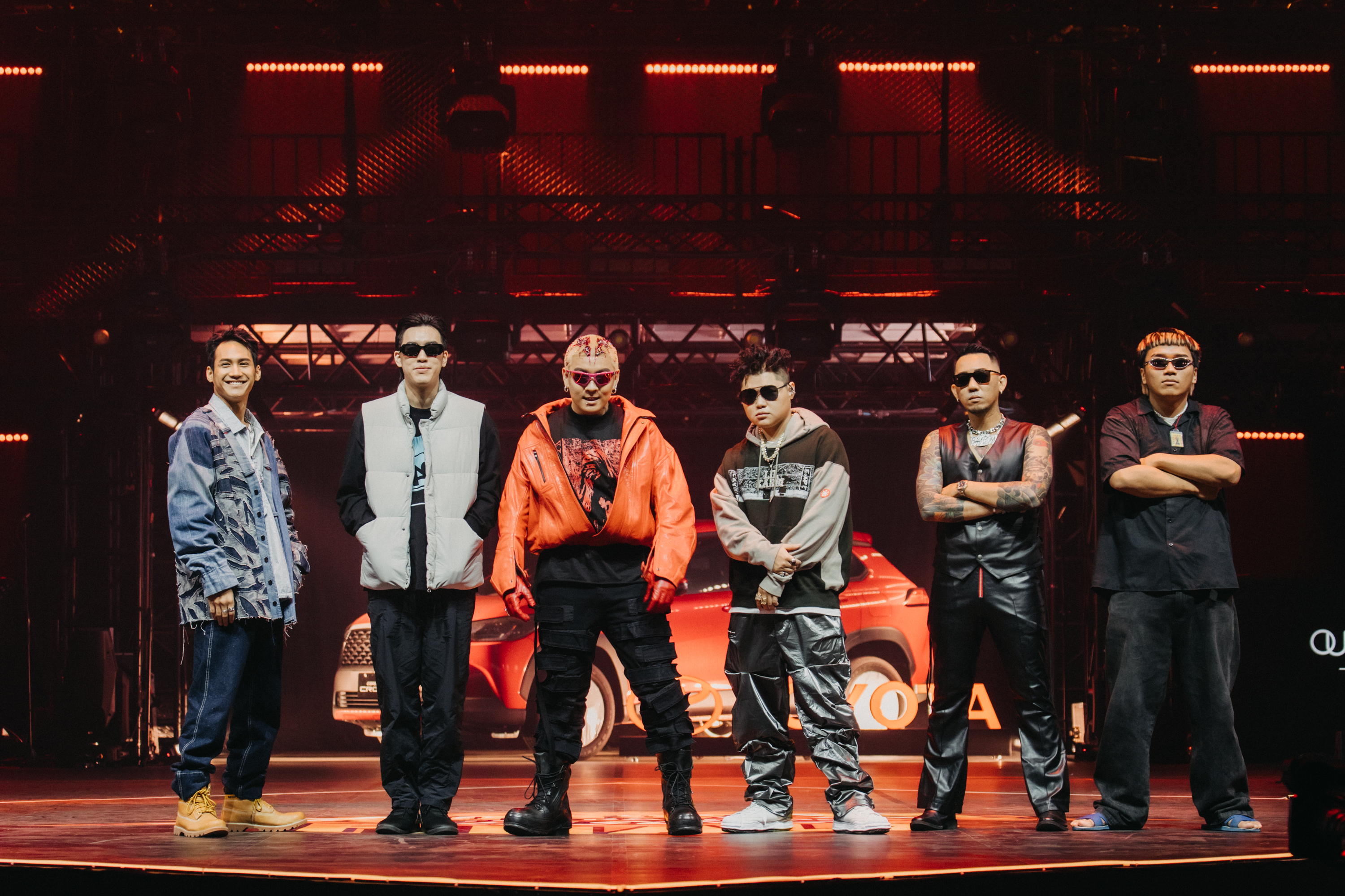 擠進決賽的前6強，左至右分別為阿夫、Gummy B、Rex、小卡比 、馬克、Savage. M、阿跨面。（三立提供）