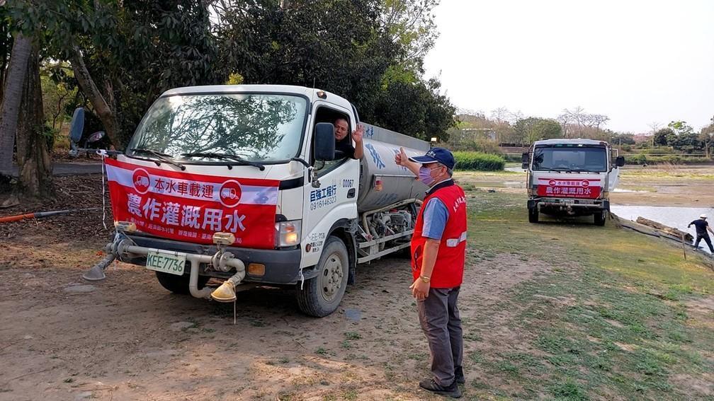 南部地區嚴重缺水將影響芒果產季，市府聯繫民間水車業者巡邏供水解決燃眉之急。（台南市政府提供）