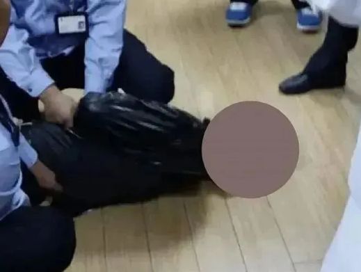 30歲黃姓男子去年求醫時,因在手術中被醫師加價,氣得持刀衝進診間捅死該醫師。(翻攝自微博)