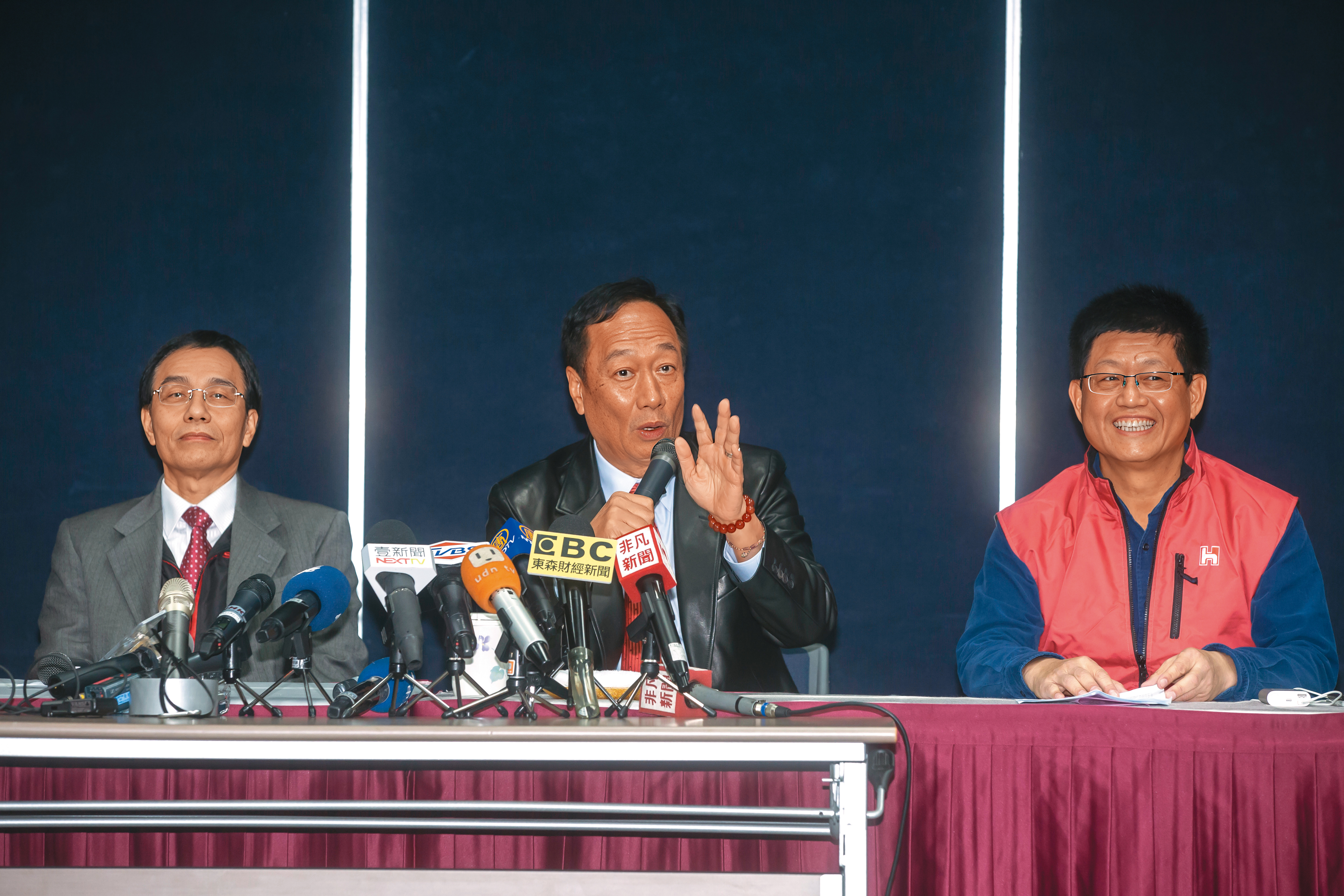 富士康IE學院校長陳振國（右）接替戴正吳（左）經營商店街，卻遭控坑殺廠商。