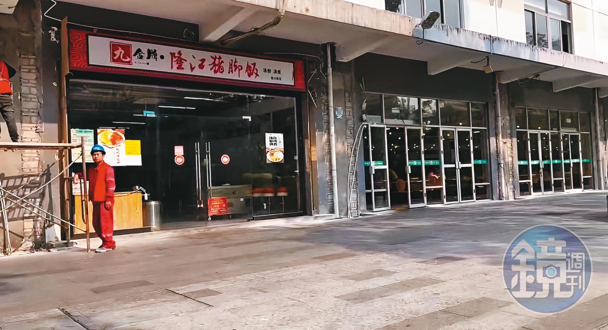 深圳富士康周邊商店街的店家生意難做，替換率高。（讀者提供）