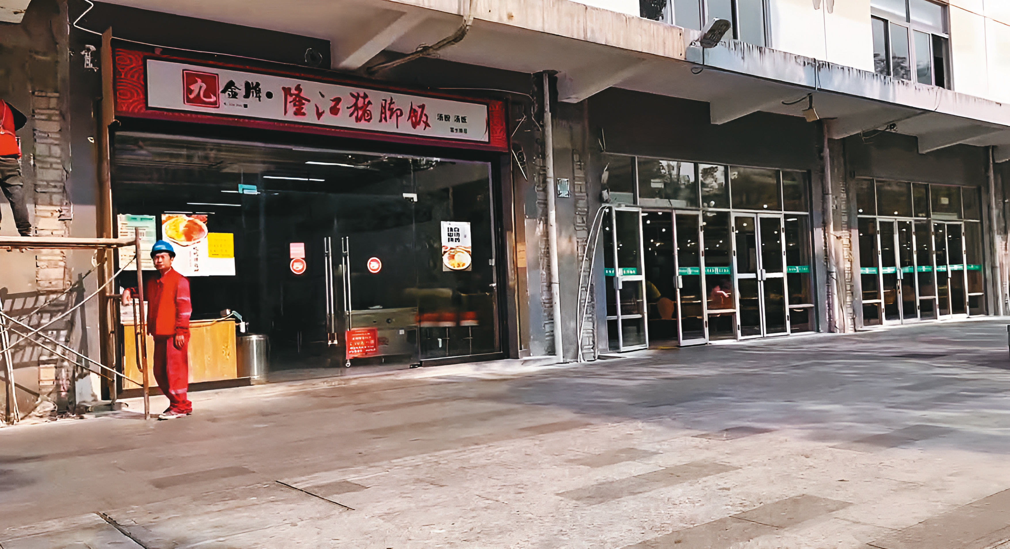 深圳富士康周邊商店街的店家生意難做，替換率高。（讀者提供）